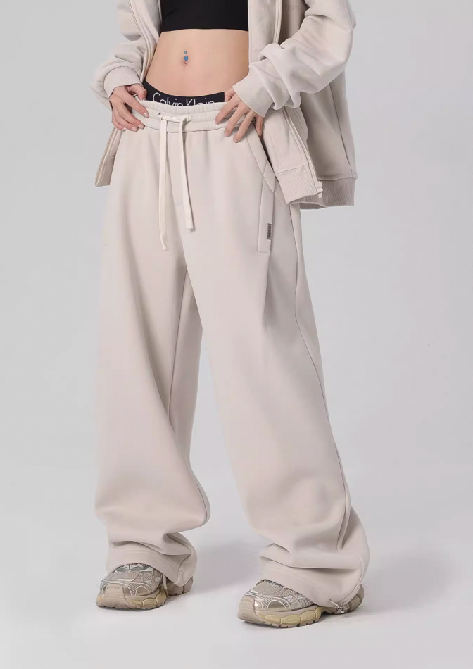 Relaxed yet stylish, these premium streetwear sweatpants effortlessly blend comfort and fashion. The modern silhouette and high-quality fabrics elevate your casual streetwear look, making these joggers the perfect athleisure piece.