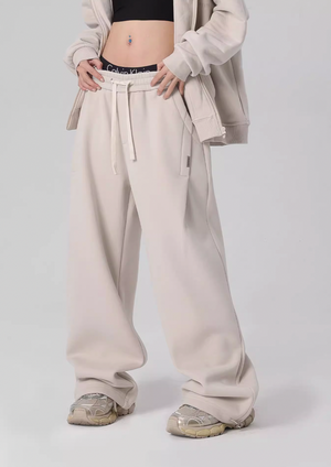 Relaxed yet stylish, these premium streetwear sweatpants effortlessly blend comfort and fashion. The modern silhouette and high-quality fabrics elevate your casual streetwear look, making these joggers the perfect athleisure piece.