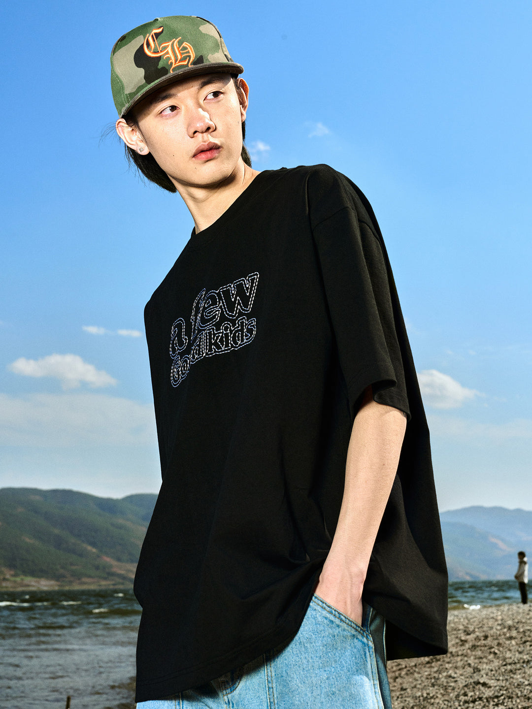 AFGK Ring Dotted Line Embroidery Tee