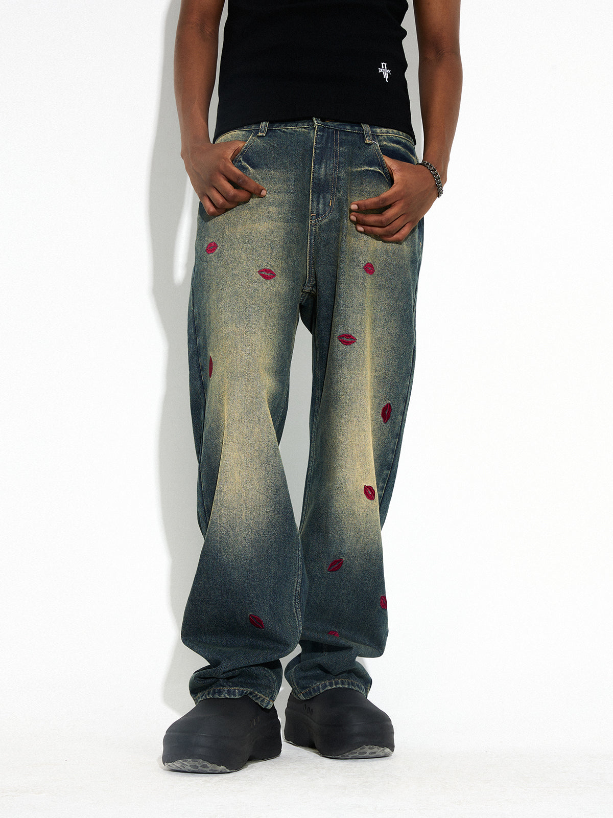 DICETINY Lipstick Kiss Mark Embroidery Washed Jeans | Face 3 Face