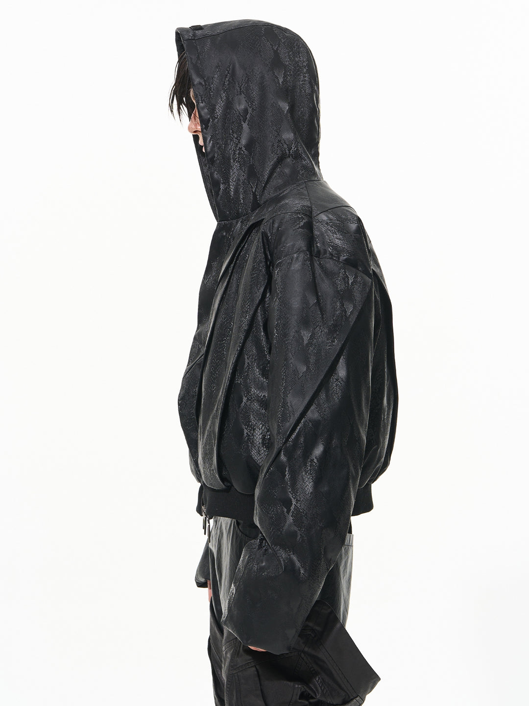 BLIND NO PLAN Snake-Texture Pleated Short Hooded Jacket | Face 3 Face