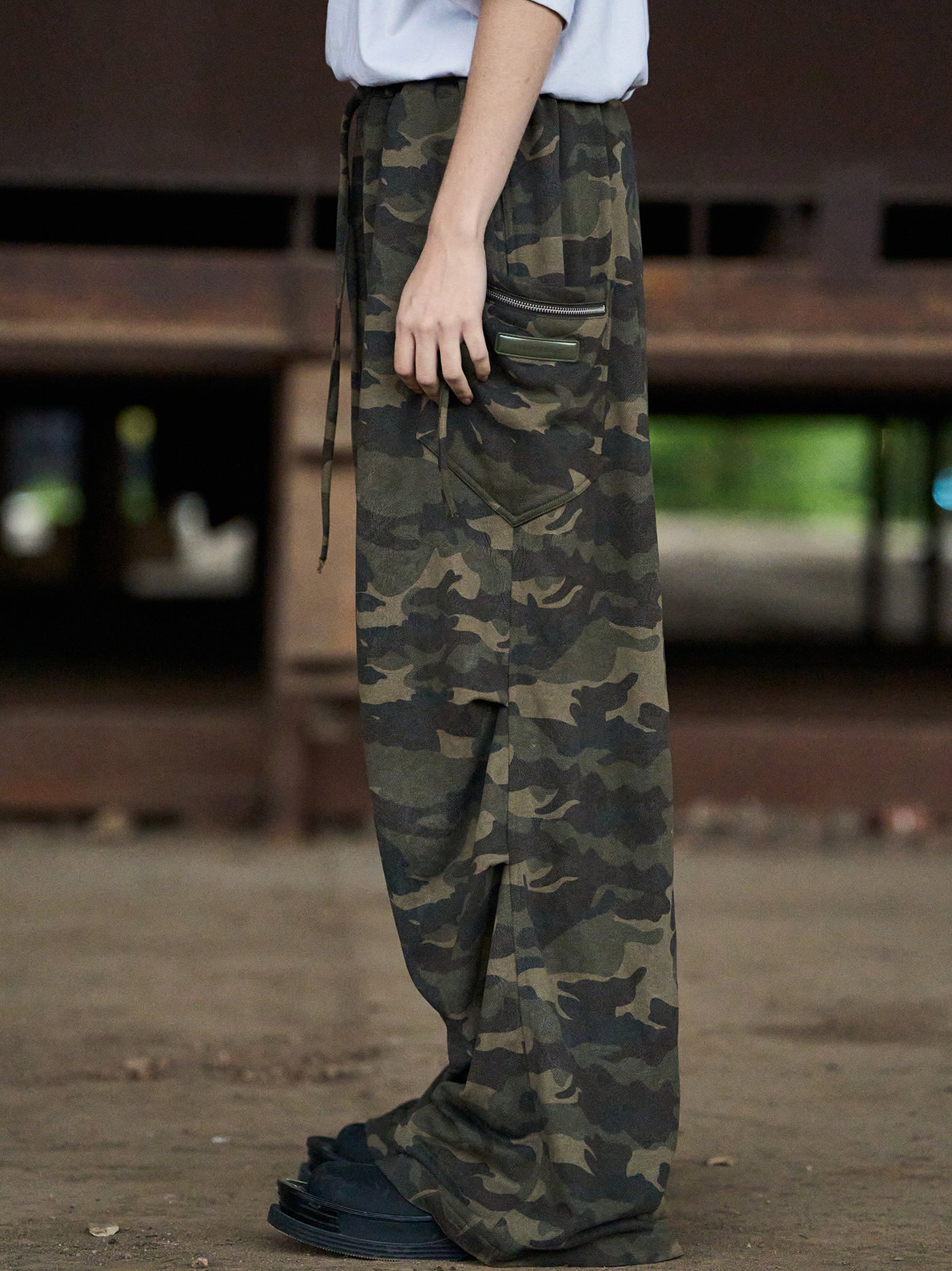 BLIND NO PLAN 3D Pinch Pleated Silhouette Zipper Camouflage Sweatpants | Face 3 Face