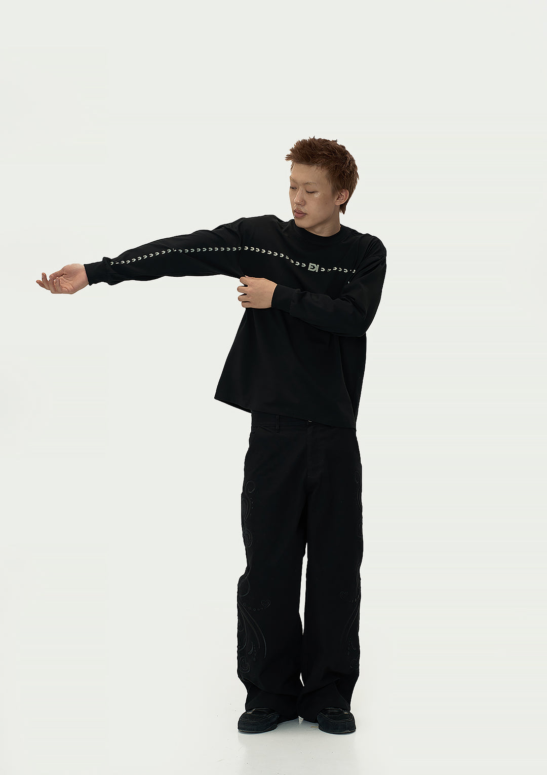 EVILKNIGHT(EK) Basic Arrow Logo Long Sleeve Tee | Face 3 Face