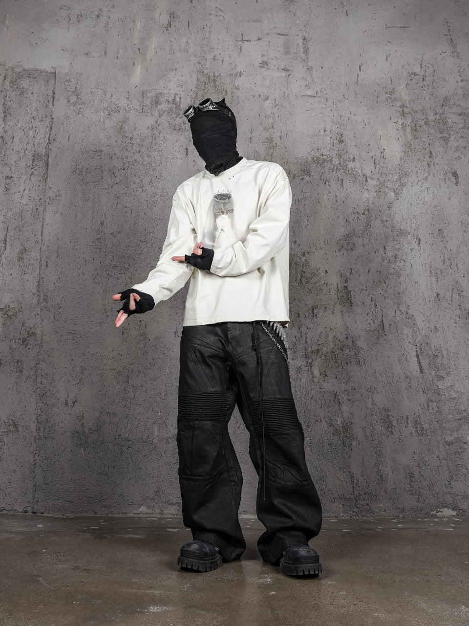 UNDERWATER White Aged Wash Destroyed Portrait Print Long Sleeve Tee | Face 3 Face