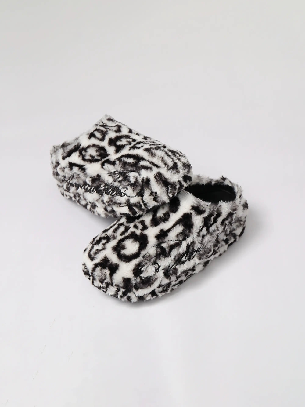 KARMANISTIC Rose White Leopard Fur Embroidered Slipper Clogs | Face 3 Face