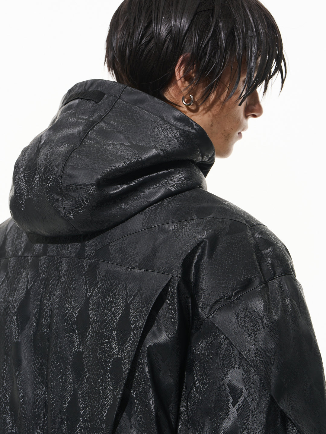 BLIND NO PLAN Snake-Texture Pleated Short Hooded Jacket | Face 3 Face