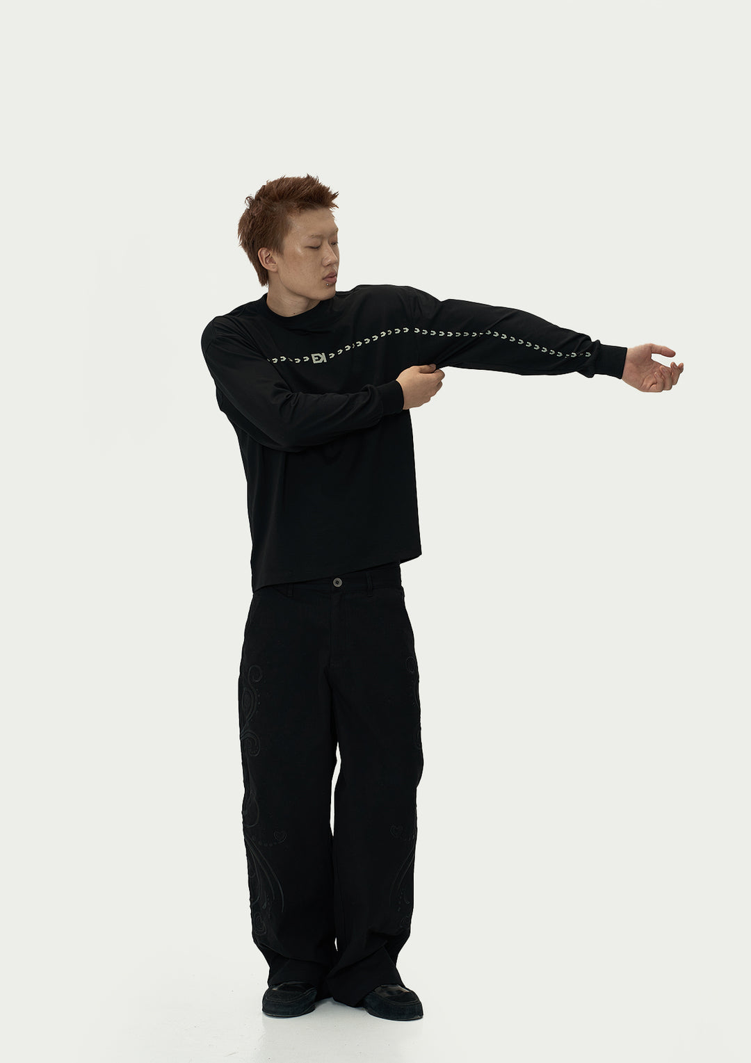 EVILKNIGHT(EK) Basic Arrow Logo Long Sleeve Tee | Face 3 Face