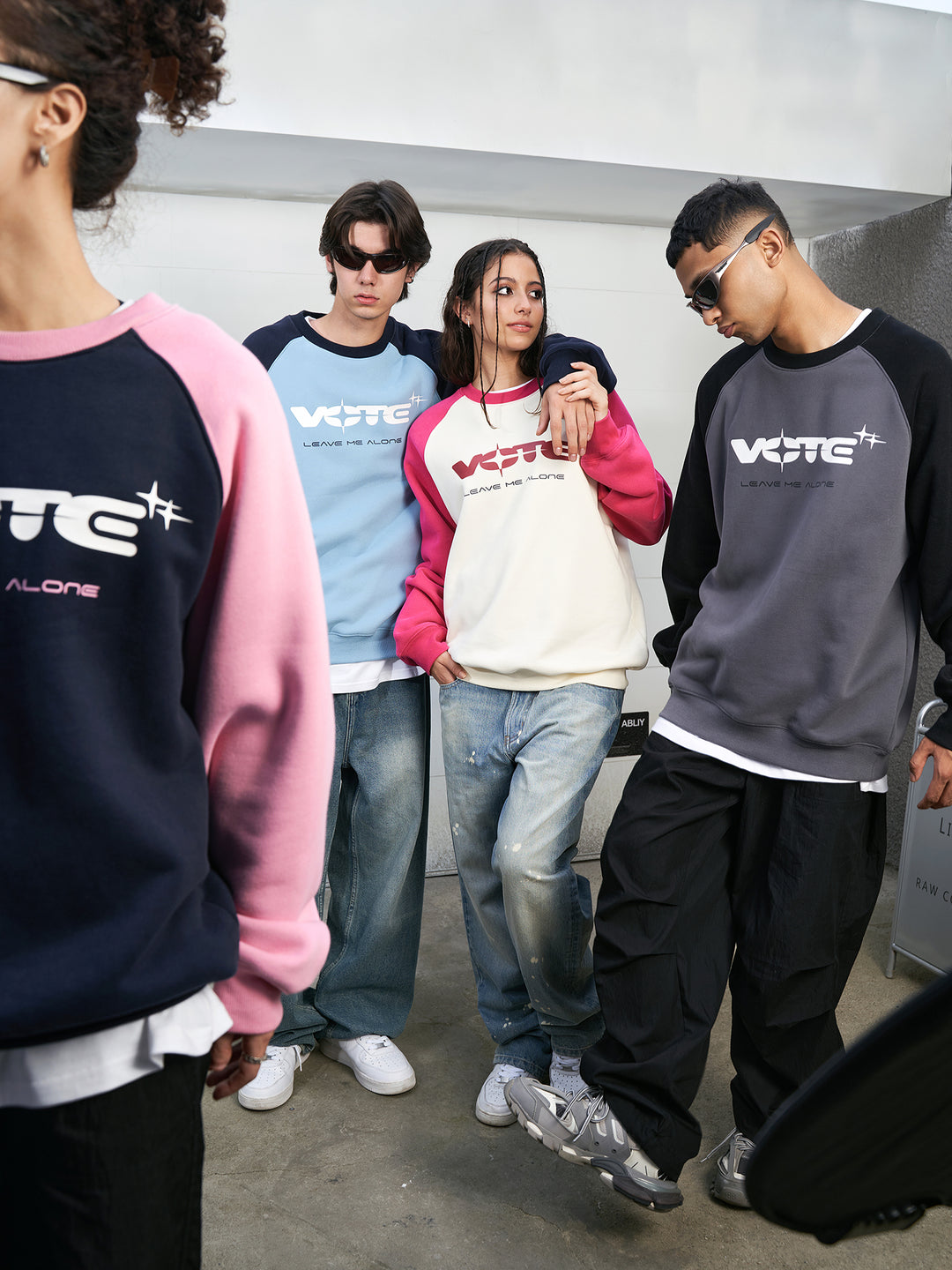 VOTE Star Logo & Contrast Color Sweatshirt