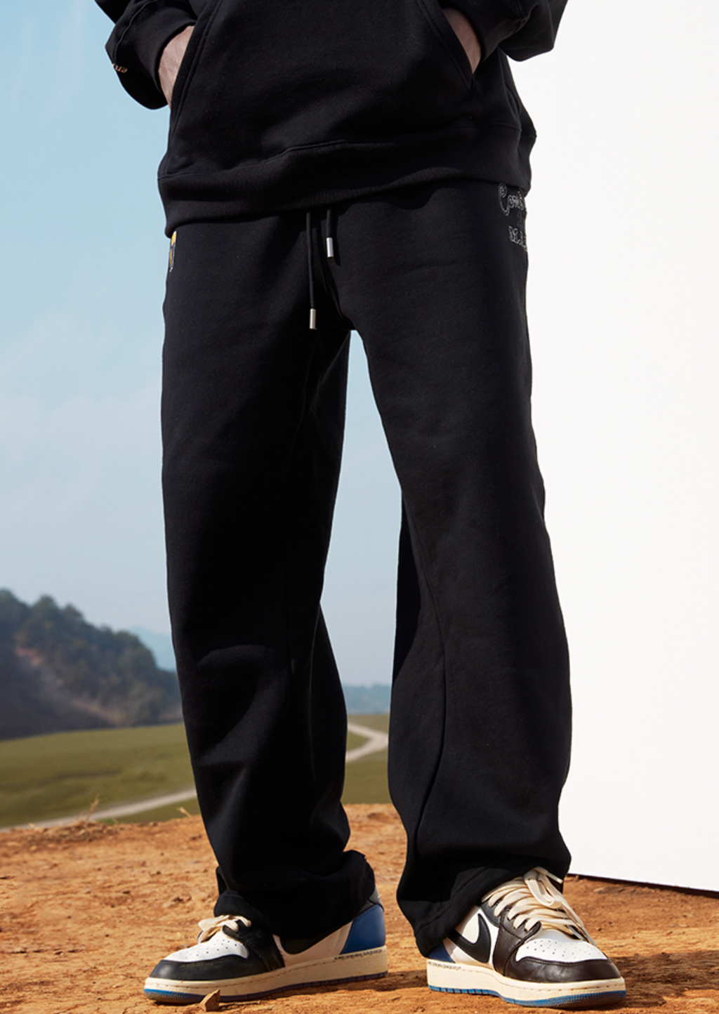 MEDM Embroidered Sweatpants